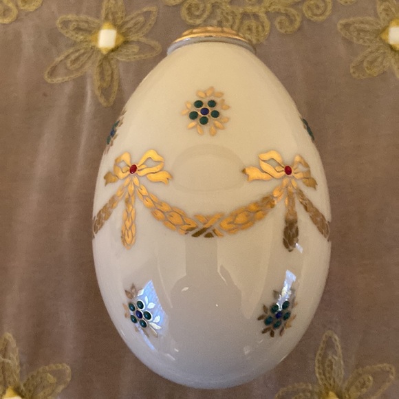 Lenox Collection Vintage Porcelain Egg with Gold Stand issued 1994 - Picture 4 of 7